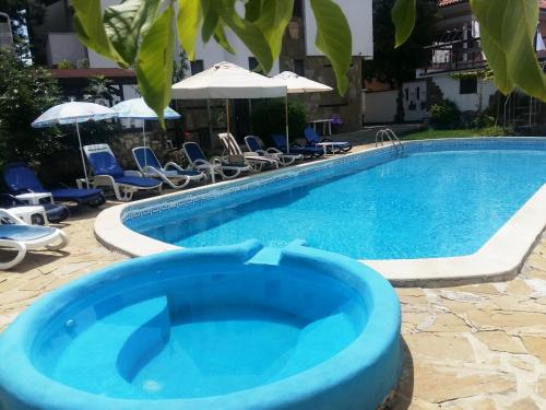 Kolam renang di atau dekat dengan Guest House Yanita