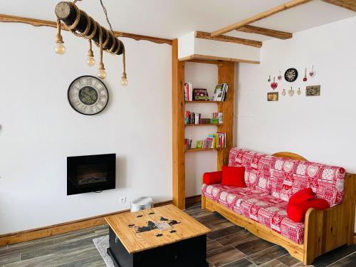 ジェラールメにあるAppt 50m2, 4 personnes, ménage, draps et serviettes inclusの赤いソファとテーブルのあるリビングルーム