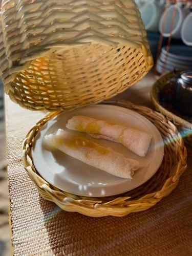 two slices of bread on a plate in a basket at Oka Pousada Atins in Atins
