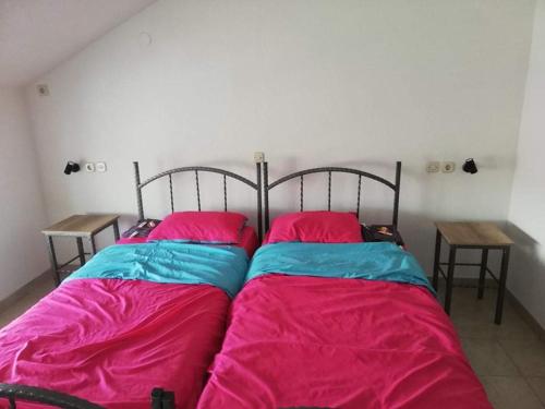 Hostel and Apartments Prilepにあるベッド