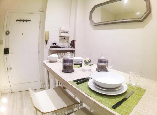 una cucina con tavolo, piatti e bicchieri di Apartment in the heart of Nice a Nizza