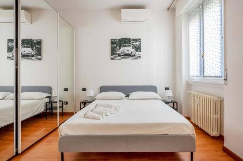 Cozy apartament in Piazza 5 Giornate by Easylife tesisinde bir odada yatak veya yataklar