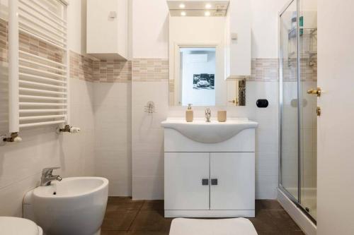 Koupelna v ubytování Cozy apartament in Piazza 5 Giornate by Easylife