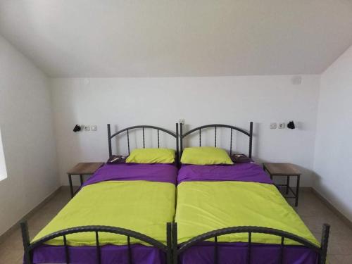 Hostel and Apartments Prilepにあるベッド