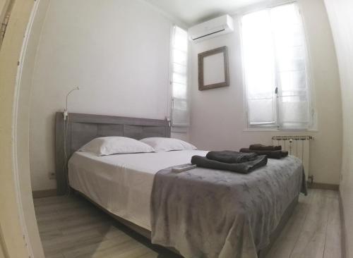 une chambre avec un lit avec deux serviettes dessus dans l'établissement Apartment in the heart of Nice, à Nice
