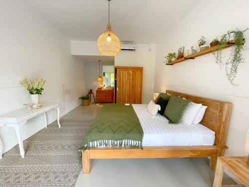 - une chambre avec un lit et un bureau dans l'établissement 2 Bedroom Villa Kuncara With Private Pool Canggu, à Canggu