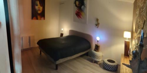 une chambre avec un lit noir dans une pièce dans l'établissement Antom, à Berck-sur-Mer