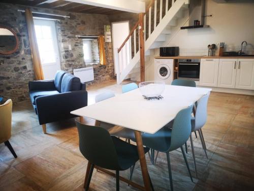 - une cuisine et une salle à manger avec une table et des chaises dans l'établissement Maison Normande proche de la mer et des lieux touristiques, à Quettehou