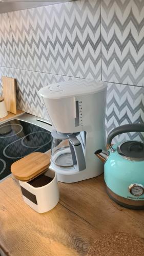 a coffee maker sitting on top of a counter at Urocze Apartamenty na Wsi in Golędzinów