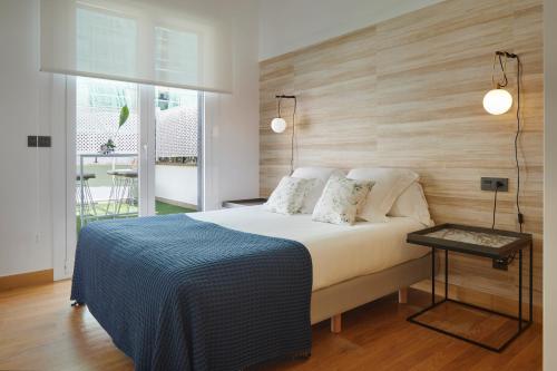 サン・セバスティアンにあるArzak by FeelFree Rentalsの木製の壁のベッドルーム1室(大型ベッド1台付)