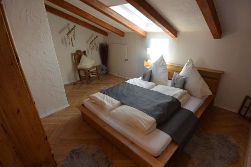 Een bed of bedden in een kamer bij Alpenchalet Karwendel