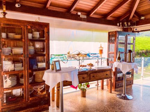 a kitchen with a table and chairs in a room at Hotel Boutique Coração Aberto in Capitólio