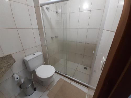 ein kleines Badezimmer mit Dusche und Toilette in der Unterkunft Sol, mar e natureza perto de você. in Itacimirim