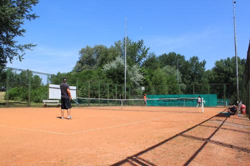 Tenis a/nebo squash v ubytování Hotel KOREKT nebo okolí
