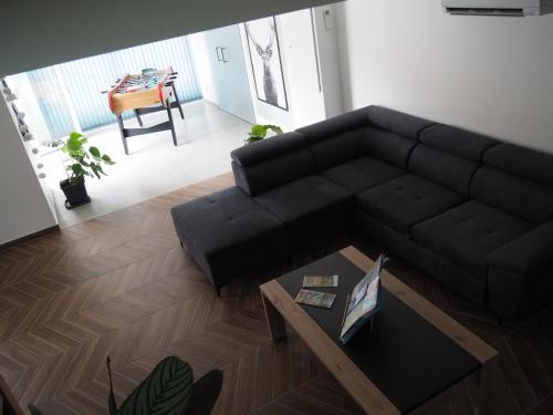 Posezení v ubytování Gîte Le Renouveau avec jacuzzi privatif