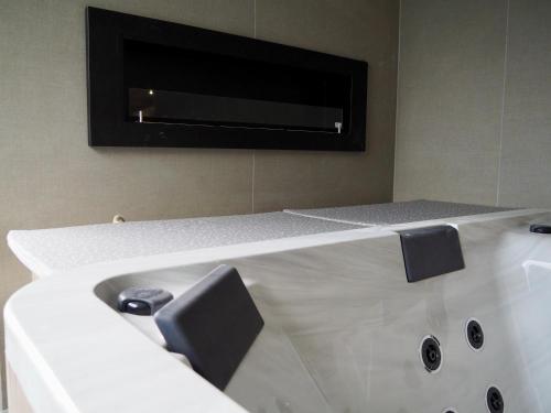 TV a/nebo společenská místnost v ubytování Gîte Le Renouveau avec jacuzzi privatif