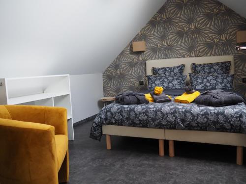 Postel nebo postele na pokoji v ubytování Gîte Le Renouveau avec jacuzzi privatif