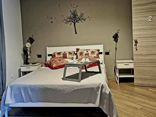 Montesarchioにあるb&b Tre Passi Dalla Torreのベッドルーム1室(テーブル付)