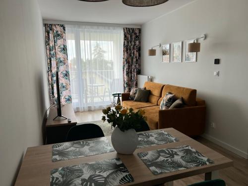salon ze stołem i kanapą w obiekcie Villa Neptun - apartament przyjazny zwierzętom w Gdańsku
