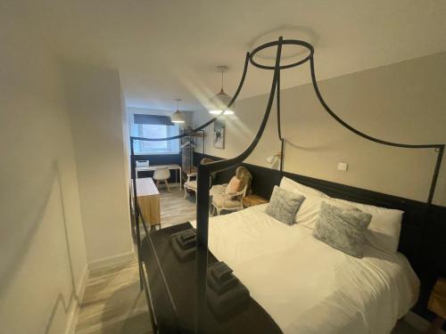 Un pat sau paturi într-o cameră la Alpine Apartments - 2