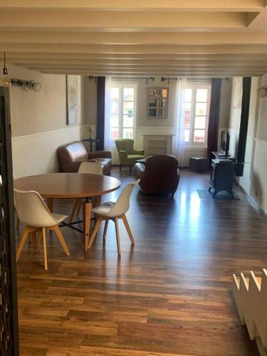 un salon avec une table et des chaises dans l'établissement Appartement mirepoix, à Mirepoix