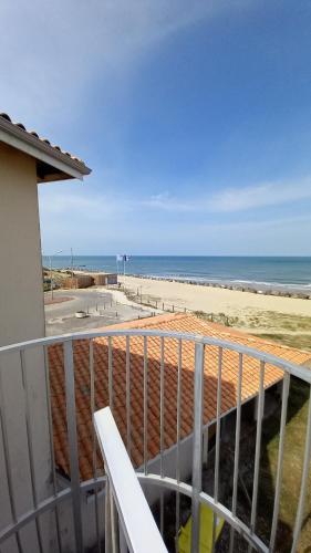 a view of the beach from the balcony of a condo at Location bord plage in Soulac-sur-Mer