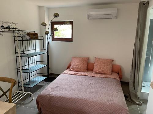 Postel nebo postele na pokoji v ubytování Studio indépendant - Terrasse et piscine en été