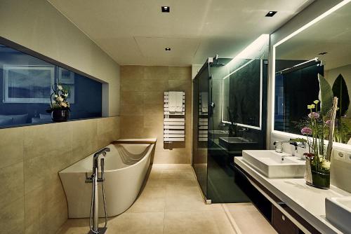 Un baño de Der Öschberghof - Die 101 besten Hotels