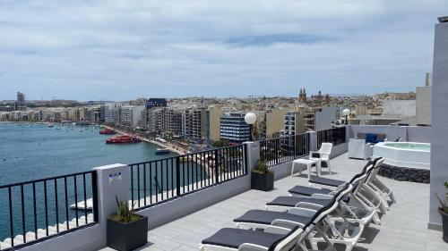 Balkón nebo terasa v ubytování Sliema Marina Hotel