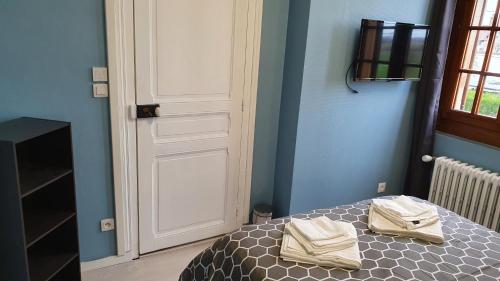 une chambre avec un lit avec deux serviettes dessus dans l'établissement Maison, jardin, barbecue et vélo classé 3 étoiles, à Dives-sur-Mer