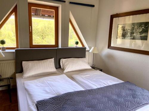 Una cama o camas en una habitación de Hotel Weiße Mühle