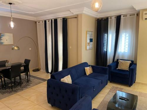 Coin salon dans l'établissement Appartement cosy goldy bonapriso