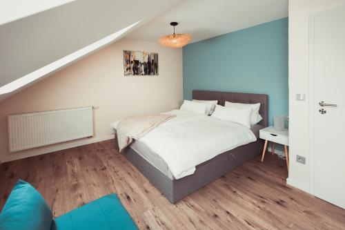 Postel nebo postele na pokoji v ubytování Exklusive Ferienwohnung an der Mosel - Top Ausstattung - Dachterrasse - E-Ladestation - Netflix