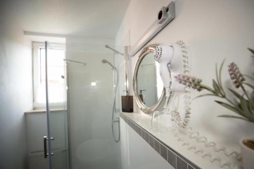 Un baño de Hotel Weiße Mühle