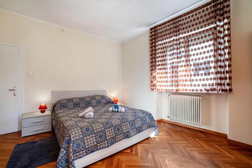メラーノにあるResidence Hubertus Apartment 2のベッドと大きな窓のある寝室
