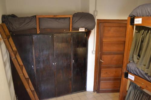 una camera con 2 letti a castello accanto a una porta di Hostel Ruta76 a Sierra de la Ventana