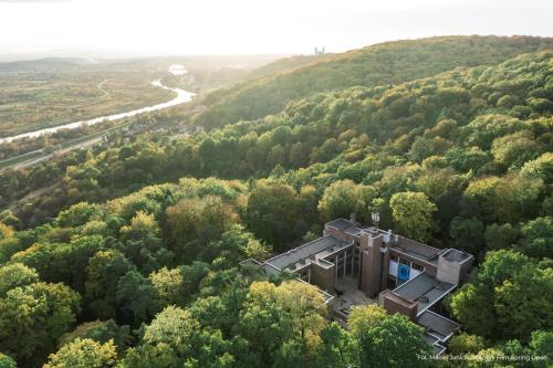 una vista aerea di un edificio nel mezzo di una foresta di Forest Hotel a Cracovia