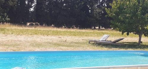 Πισίνα στο ή κοντά στο Le petit mas en provence avec piscine