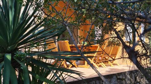 Κήπος έξω από το Villas Abbartello