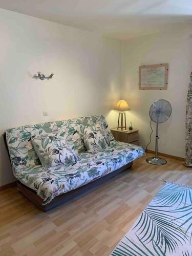 uma sala de estar com um sofá e uma ventoinha em Aubenas plein centre tout près du château em Aubenas