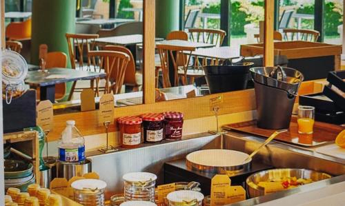 een keuken met een aanrecht met eten erop bij StayParis in Issy-les-Moulineaux