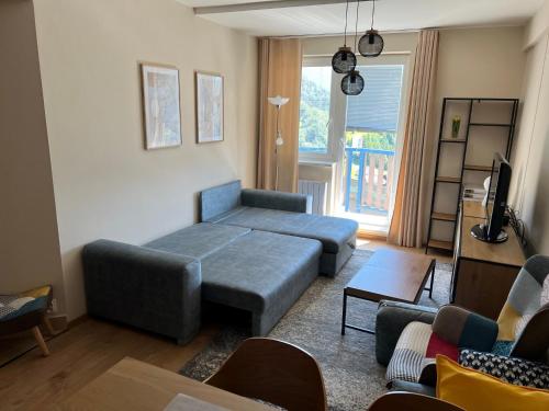 uma sala de estar com uma cama e um sofá em Donovaly, apartman Kečka - Donovaly, Šafrán em Donovaly