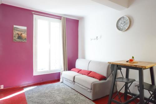 a living room with a couch and a table at Studio au cœur du village provençale de Riez. Dans le Verdon. in Riez