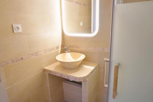 a bathroom with a bowl sink and a mirror at Studio au cœur du village provençale de Riez. Dans le Verdon. in Riez