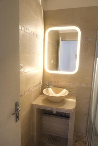 a bathroom with a sink and a mirror at Studio au cœur du village provençale de Riez. Dans le Verdon. in Riez