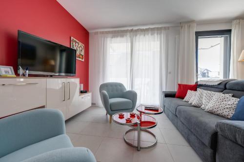 - un salon avec un canapé et une télévision dans l'établissement Emergence - Appartement 1 chambre 2-4 pers Garage et Terrasse, à Annecy