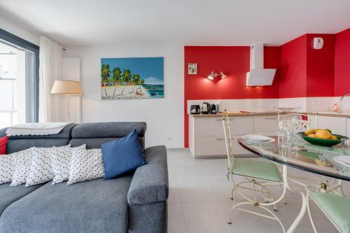 uma sala de estar com um sofá e uma mesa de vidro em Emergence - Apartment 1 bedroom 2-4 pers Garage and Terrace em Annecy