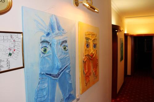 a painting of a face on a wall at Altstadt Hotel Mosser Villach mit Parkplatz in Villach