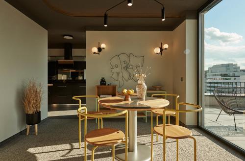 a dining room with a table and chairs at SmartApart in Budapest
