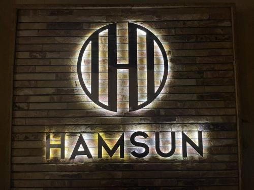Hamsun Shahrah-e-Faisalに飾ってある許可証、賞状、看板またはその他の書類